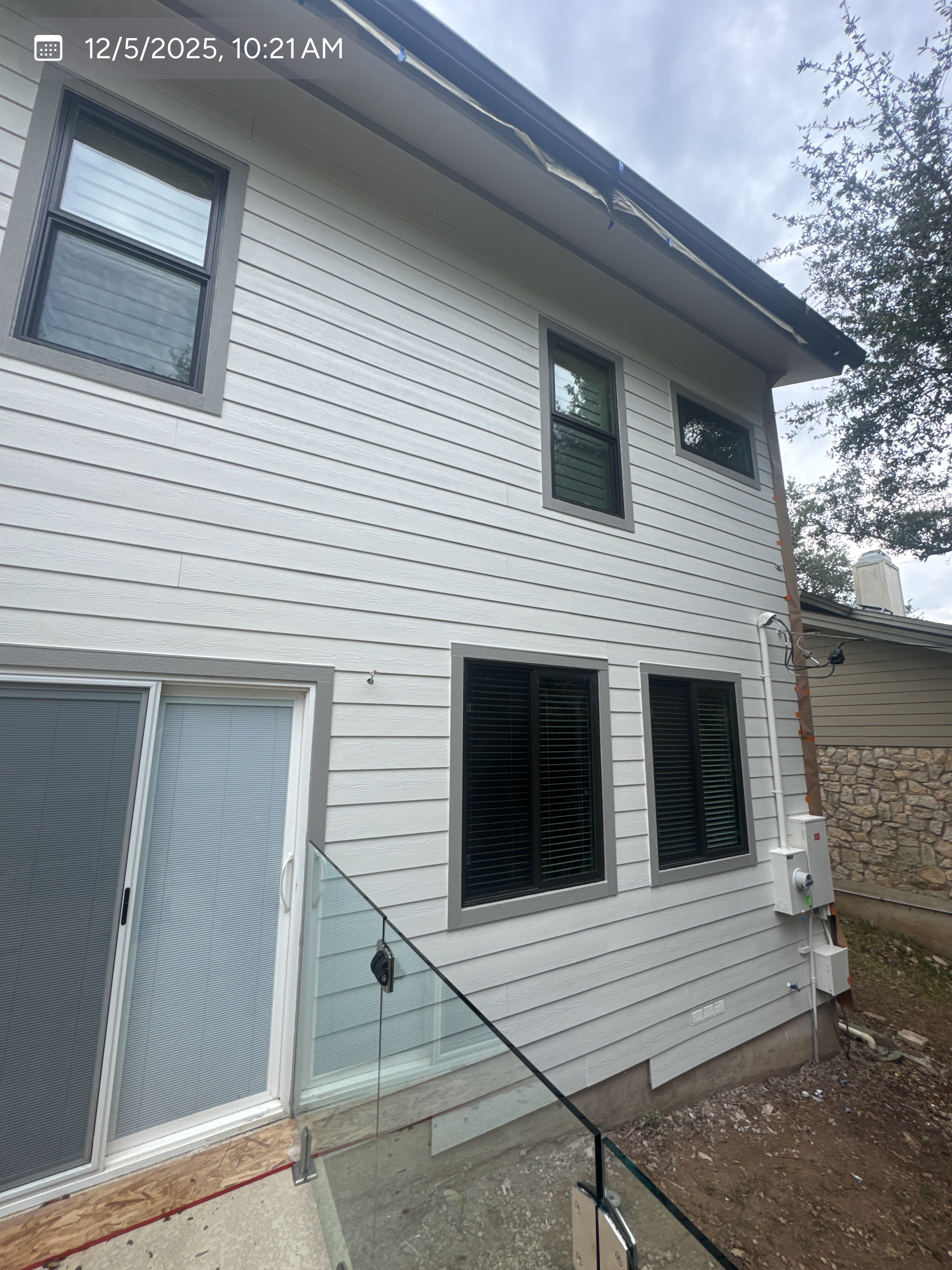 Fiber Cement James Hardie Horizontal Plank Cedarmill Main: SW7009 Pearly White, Trim: SW7017 Dorian Gray Siding Replacement Anderson Mill TX — Cupcake Home Improvements